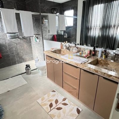 Casa de Condomínio com 384m², 3 quartos (sendo 3 suítes), 4 garagens, no bairro Rio Vermelho em Florianópolis