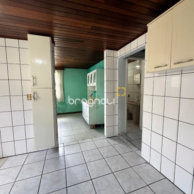 Casa com 42m², 3 quartos (sendo 2 suítes), 4 garagens, no bairro Forquilhinha em São José