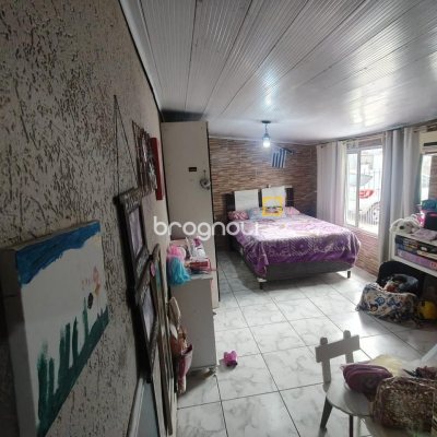 Casa com 42m², 3 quartos (sendo 2 suítes), 4 garagens, no bairro Forquilhinha em São José
