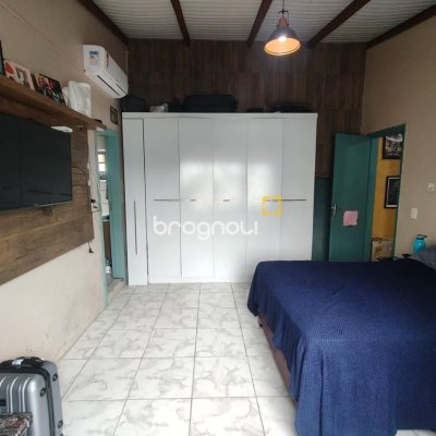 Casa com 42m², 3 quartos (sendo 2 suítes), 4 garagens, no bairro Forquilhinha em São José