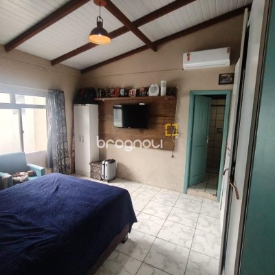 Casa com 42m², 3 quartos (sendo 2 suítes), 4 garagens, no bairro Forquilhinha em São José