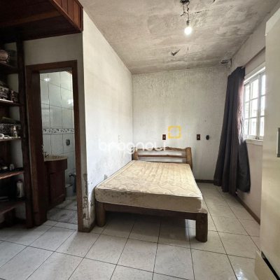 Casa com 42m², 3 quartos (sendo 2 suítes), 4 garagens, no bairro Forquilhinha em São José