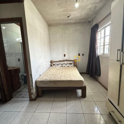 Casa com 42m², 3 quartos (sendo 2 suítes), 4 garagens, no bairro Forquilhinha em São José