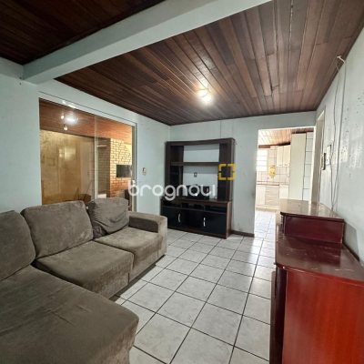 Casa com 42m², 3 quartos (sendo 2 suítes), 4 garagens, no bairro Forquilhinha em São José