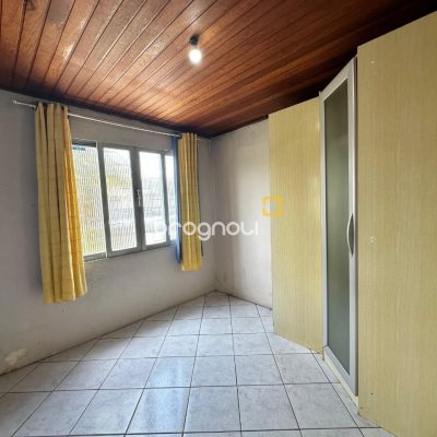 Casa com 42m², 3 quartos (sendo 2 suítes), 4 garagens, no bairro Forquilhinha em São José