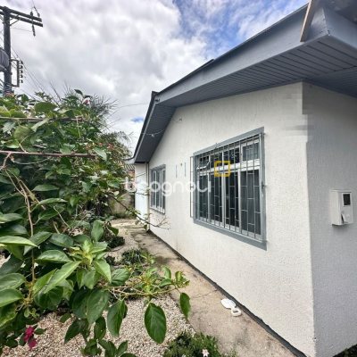Casa com 42m², 3 quartos (sendo 2 suítes), 4 garagens, no bairro Forquilhinha em São José