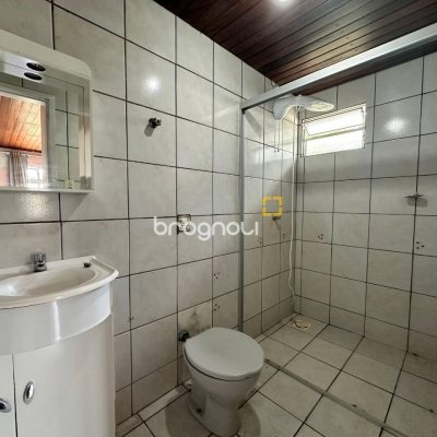 Casa com 42m², 3 quartos (sendo 2 suítes), 4 garagens, no bairro Forquilhinha em São José