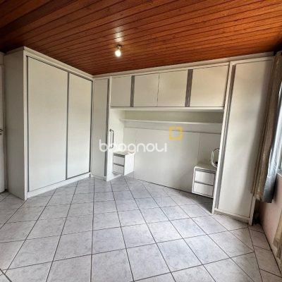Casa com 42m², 3 quartos (sendo 2 suítes), 4 garagens, no bairro Forquilhinha em São José