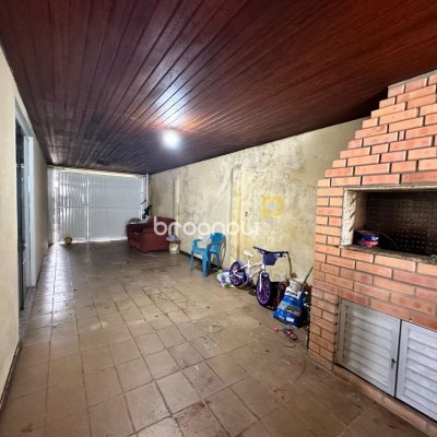 Casa com 42m², 3 quartos (sendo 2 suítes), 4 garagens, no bairro Forquilhinha em São José