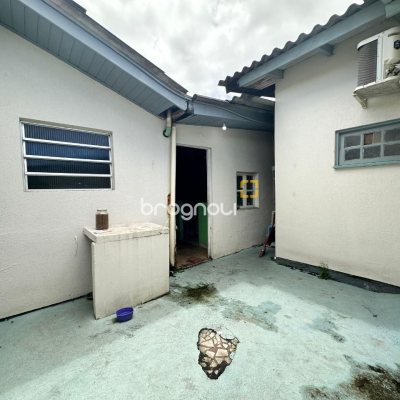 Casa com 42m², 3 quartos (sendo 2 suítes), 4 garagens, no bairro Forquilhinha em São José