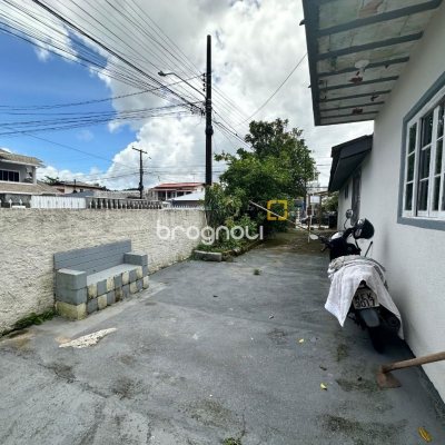 Casa com 42m², 3 quartos (sendo 2 suítes), 4 garagens, no bairro Forquilhinha em São José
