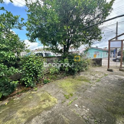 Casa com 42m², 3 quartos (sendo 2 suítes), 4 garagens, no bairro Forquilhinha em São José