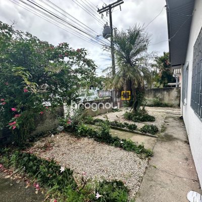 Casa com 42m², 3 quartos (sendo 2 suítes), 4 garagens, no bairro Forquilhinha em São José