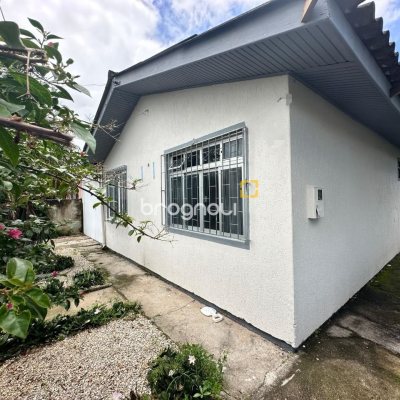 Casa com 42m², 3 quartos (sendo 2 suítes), 4 garagens, no bairro Forquilhinha em São José