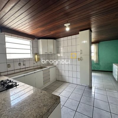 Casa com 42m², 3 quartos (sendo 2 suítes), 4 garagens, no bairro Forquilhinha em São José