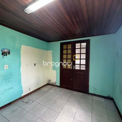 Casa com 42m², 3 quartos (sendo 2 suítes), 4 garagens, no bairro Forquilhinha em São José