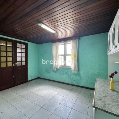 Casa com 42m², 3 quartos (sendo 2 suítes), 4 garagens, no bairro Forquilhinha em São José
