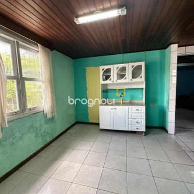 Casa com 42m², 3 quartos (sendo 2 suítes), 4 garagens, no bairro Forquilhinha em São José
