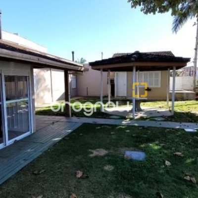 Casa com 420m², 4 quartos (sendo 2 suítes), 3 garagens, no bairro Ponta das Canas em Florianópolis