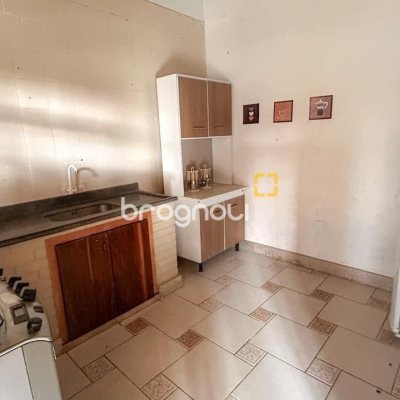 Casa com 420m², 4 quartos (sendo 2 suítes), 3 garagens, no bairro Ponta das Canas em Florianópolis