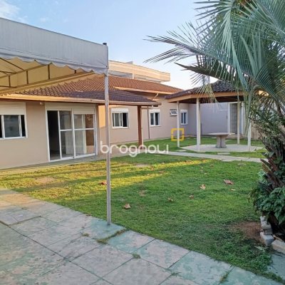 Casa com 420m², 4 quartos (sendo 2 suítes), 3 garagens, no bairro Ponta das Canas em Florianópolis