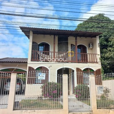 Casa com 197m², 4 quartos (sendo 1 suíte), 3 garagens, no bairro Barreiros em São José