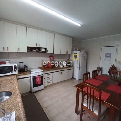 Casa com 197m², 4 quartos (sendo 1 suíte), 3 garagens, no bairro Barreiros em São José