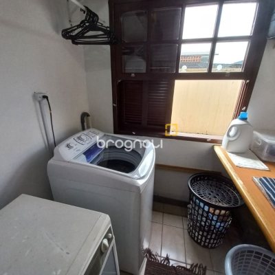 Casa com 197m², 4 quartos (sendo 1 suíte), 3 garagens, no bairro Barreiros em São José