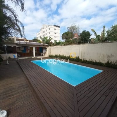 Casa com 197m², 4 quartos (sendo 1 suíte), 3 garagens, no bairro Barreiros em São José