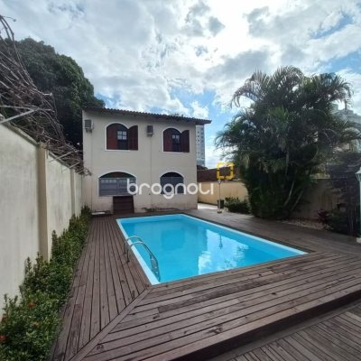 Casa com 197m², 4 quartos (sendo 1 suíte), 3 garagens, no bairro Barreiros em São José