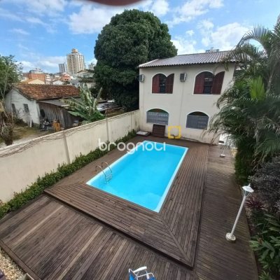 Casa com 197m², 4 quartos (sendo 1 suíte), 3 garagens, no bairro Barreiros em São José