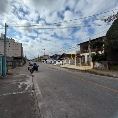 Casa com 197m², 4 quartos (sendo 1 suíte), 3 garagens, no bairro Barreiros em São José