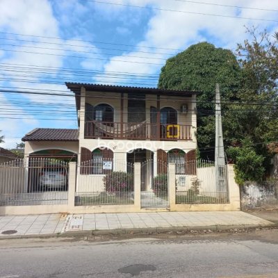 Casa com 197m², 4 quartos (sendo 1 suíte), 3 garagens, no bairro Barreiros em São José
