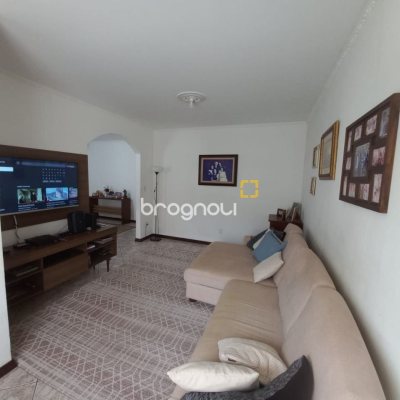Casa com 197m², 4 quartos (sendo 1 suíte), 3 garagens, no bairro Barreiros em São José