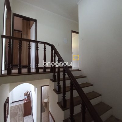 Casa com 197m², 4 quartos (sendo 1 suíte), 3 garagens, no bairro Barreiros em São José