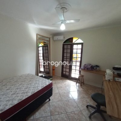 Casa com 197m², 4 quartos (sendo 1 suíte), 3 garagens, no bairro Barreiros em São José