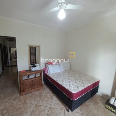 Casa com 197m², 4 quartos (sendo 1 suíte), 3 garagens, no bairro Barreiros em São José