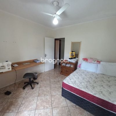 Casa com 197m², 4 quartos (sendo 1 suíte), 3 garagens, no bairro Barreiros em São José