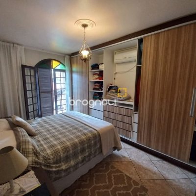 Casa com 197m², 4 quartos (sendo 1 suíte), 3 garagens, no bairro Barreiros em São José