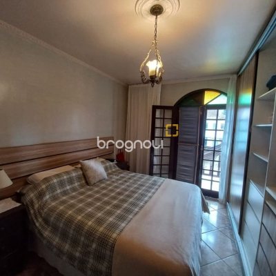 Casa com 197m², 4 quartos (sendo 1 suíte), 3 garagens, no bairro Barreiros em São José