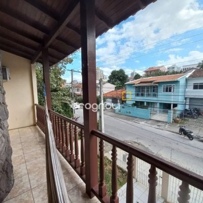 Casa com 197m², 4 quartos (sendo 1 suíte), 3 garagens, no bairro Barreiros em São José