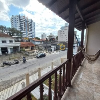 Casa com 197m², 4 quartos (sendo 1 suíte), 3 garagens, no bairro Barreiros em São José