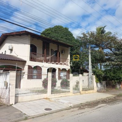 Casa com 197m², 4 quartos (sendo 1 suíte), 3 garagens, no bairro Barreiros em São José