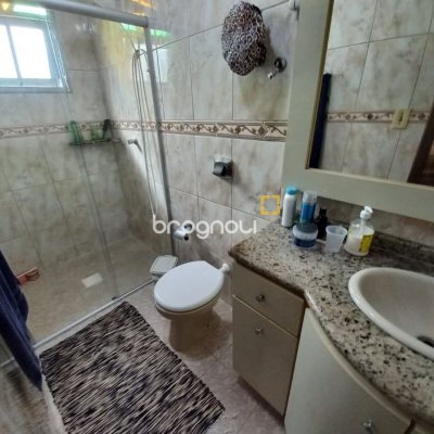 Casa com 197m², 4 quartos (sendo 1 suíte), 3 garagens, no bairro Barreiros em São José