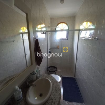 Casa com 197m², 4 quartos (sendo 1 suíte), 3 garagens, no bairro Barreiros em São José