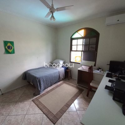 Casa com 197m², 4 quartos (sendo 1 suíte), 3 garagens, no bairro Barreiros em São José