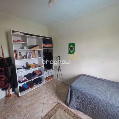 Casa com 197m², 4 quartos (sendo 1 suíte), 3 garagens, no bairro Barreiros em São José