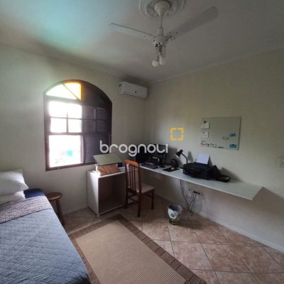 Casa com 197m², 4 quartos (sendo 1 suíte), 3 garagens, no bairro Barreiros em São José