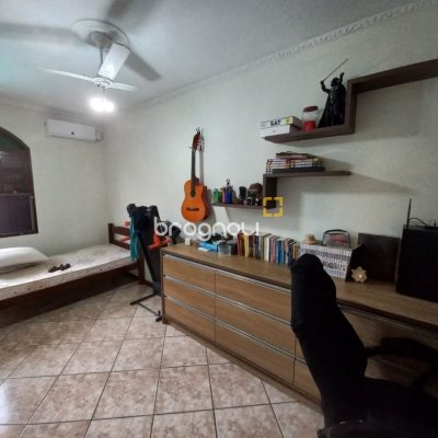 Casa com 197m², 4 quartos (sendo 1 suíte), 3 garagens, no bairro Barreiros em São José