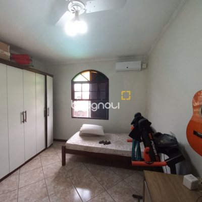 Casa com 197m², 4 quartos (sendo 1 suíte), 3 garagens, no bairro Barreiros em São José